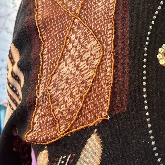 Highly decorated sweater - Picture 3 of 6